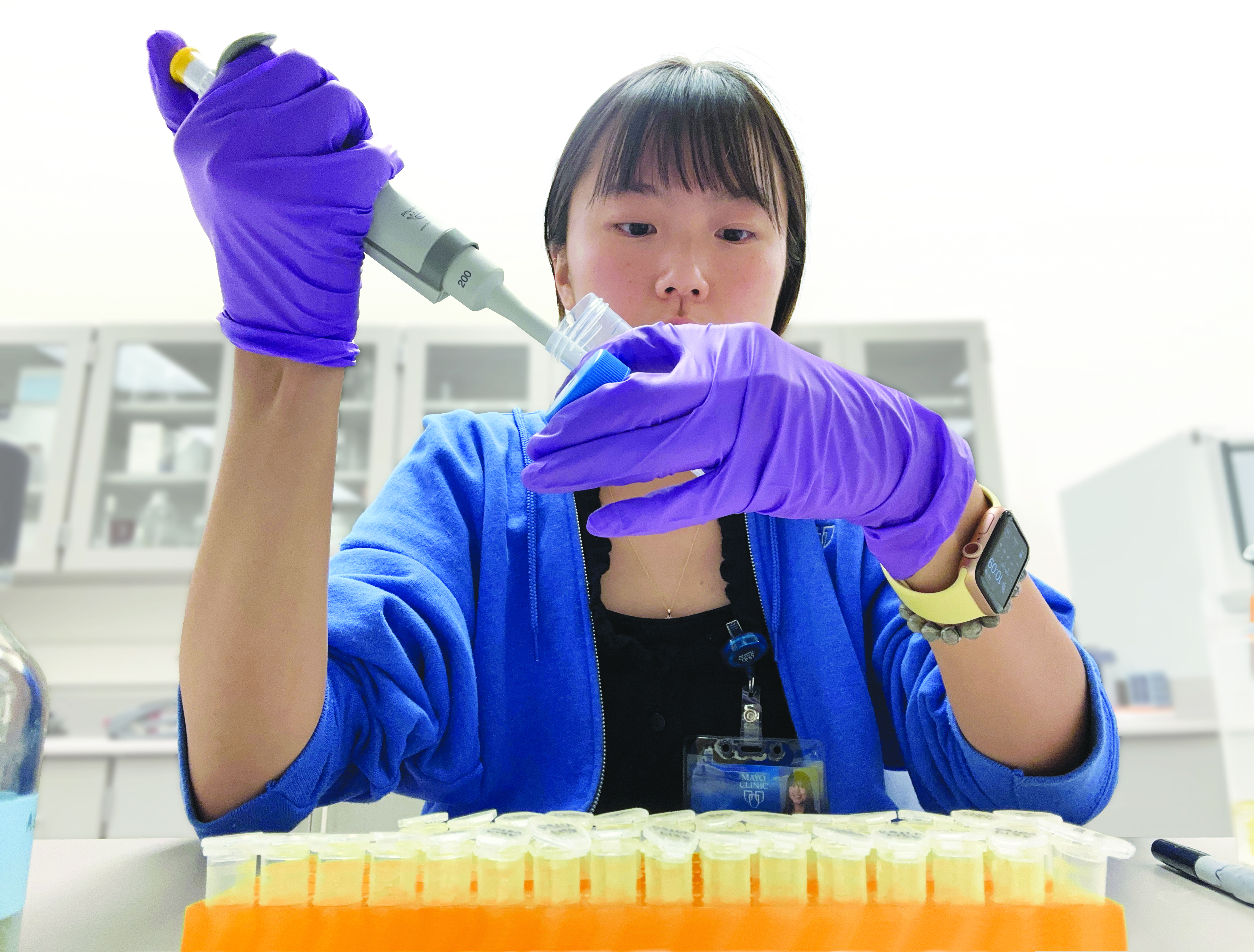 A SURF student pipetting in a wet lab at Mayo Clinic