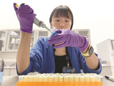 A SURF student pipetting in a wet lab at Mayo Clinic